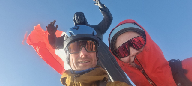 Twee mensen op berg bij beeld